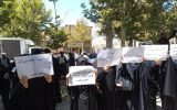 تجمع زنان در اعتراض به توهین و کشیدن چادر یک بسیجی توسط زن بی‌حجاب / زنان محجبه: دیگر کوتاه نمی‌آییم